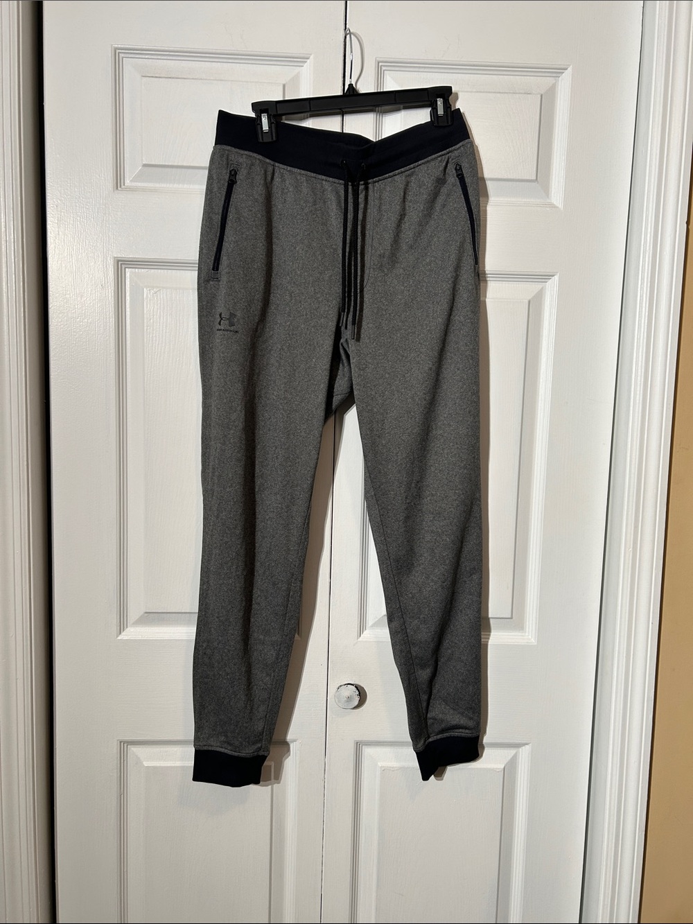 Under Armour Men’s Gray Jogger Sweatpants with Black Trim size L Large